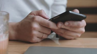 Akıllı telefon kullanan kadın