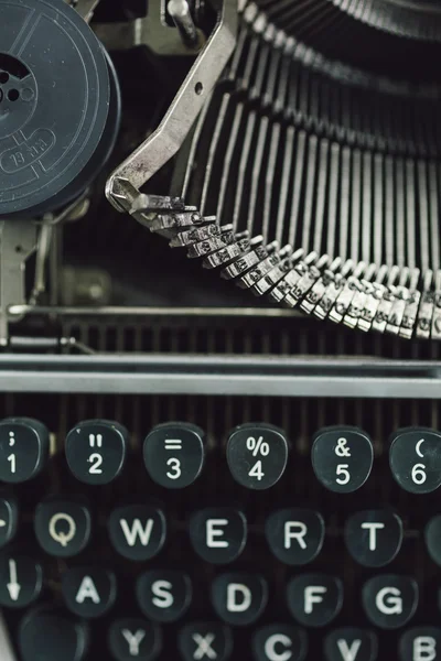 Makine yazma retro yazdırır.