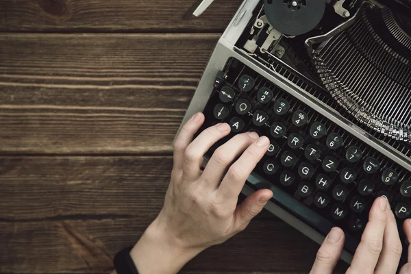 Escritor de digitação com máquina de escrita retro . — Fotografia de Stock