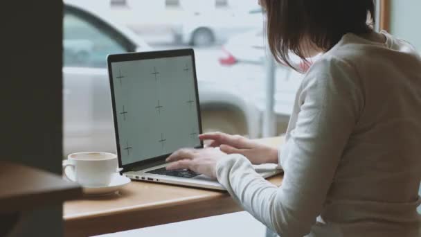 Vrouw met laptop bij koffiehuis — Stockvideo