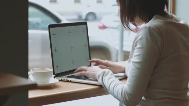 Mujer usando portátil en la cafetería — Vídeos de Stock