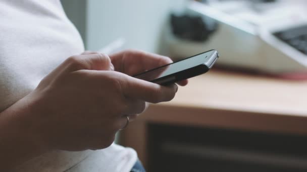 Mulher usando telefone inteligente — Vídeo de Stock