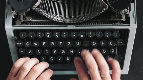 Escritor escribiendo con retro máquina de escribir . — Vídeos de Stock