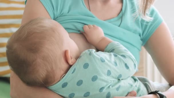Mãe alimenta seu bebê leite materno — Vídeo de Stock