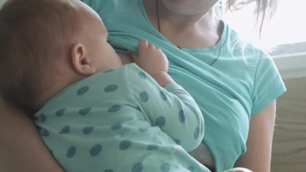 어머니 피드 그녀의 아기 유 방 우유 — 비디오