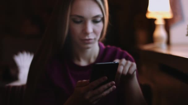 Mooi meisje met lang haar gebruikt gadget — Stockvideo