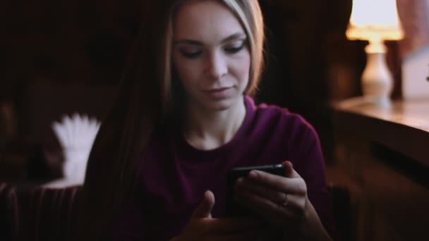 Schöne Mädchen mit langen Haaren verwendet Gadget — Stockvideo