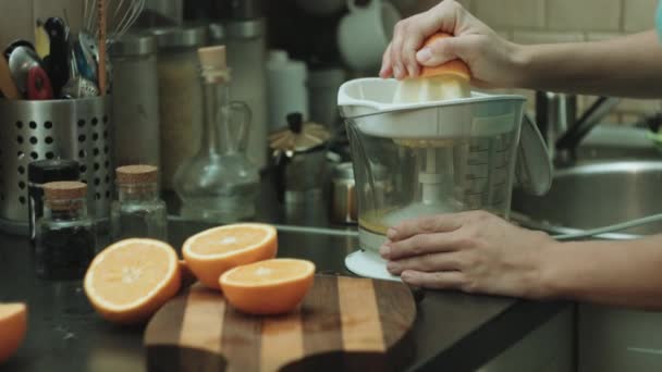 Γυναίκα κάνει φρέσκο πορτοκάλι — Αρχείο Βίντεο