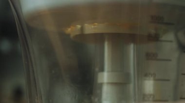 Kadın turuncu taze yapar