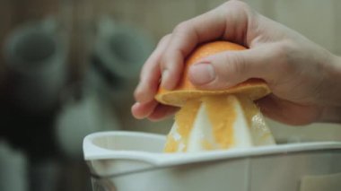 Kadın turuncu taze yapar