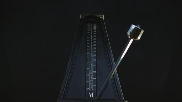 Vintage metronome slår rytmen — Stockvideo