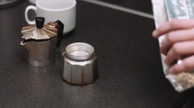 Kadın kahve hazırlar