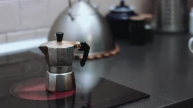 Kadın kahve hazırlar