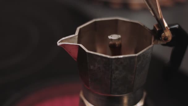 Femme prépare le café 