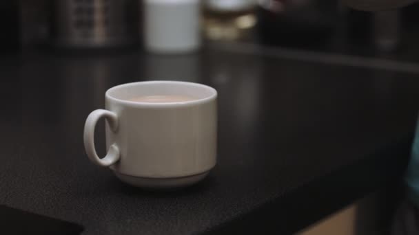 Frau bereitet Kaffee zu — Stockvideo