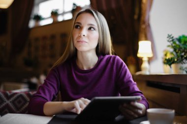 Tablet ile düşünceli kadın