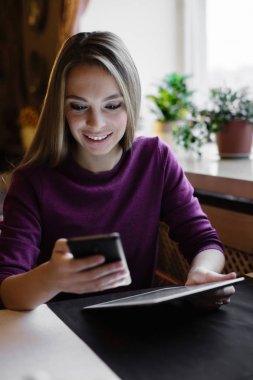 Genç kadın kaydırma smartphone