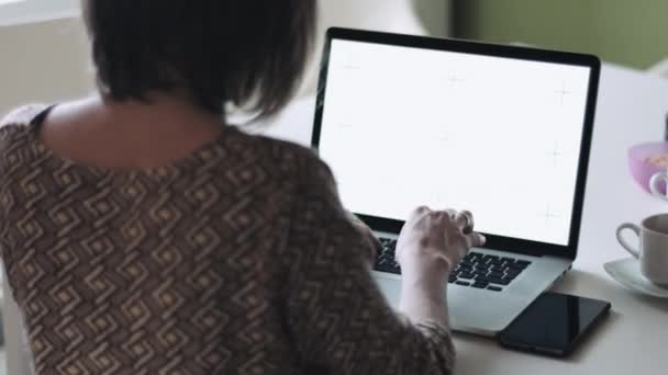 Анонимная женщина печатает на ноутбуке — стоковое видео