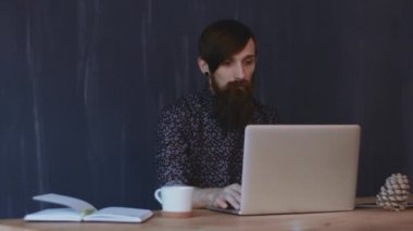 Sakallı erkek laptop çalışma