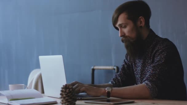 Young male typing at laptop — Stock Video