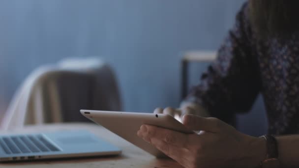 Colheita mãos masculinas usando tablet — Vídeo de Stock