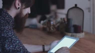 Genç erkek holding tablet