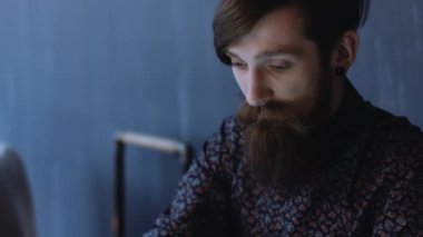 Tablet kullanarak ayı ile genç adam