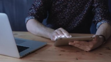 Genç erkek tablet ile çalışma