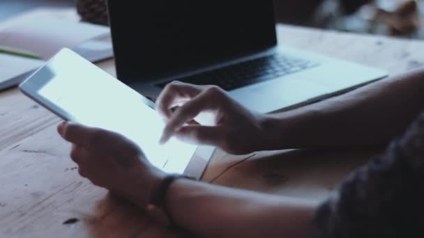 Jovem barbudo masculino usando tablet — Vídeo de Stock