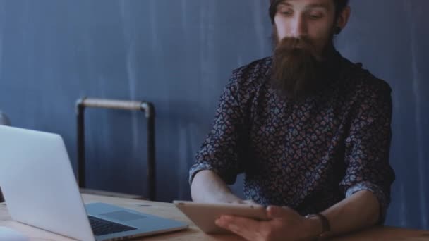 Hipster using notepad. — Stock Video
