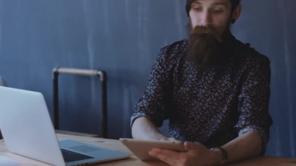 Hipster en utilisant un bloc-notes . — Video