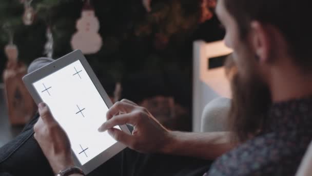 Hipster en utilisant une tablette numérique à la veille du Nouvel An . — Video
