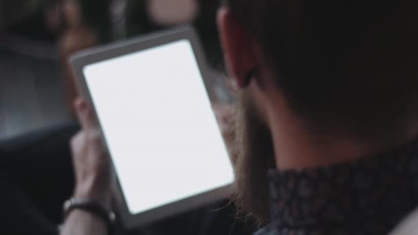 Hipster en utilisant une tablette numérique à la veille du Nouvel An . — Video