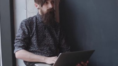 Dijital not defteri kullanılarak hipster.