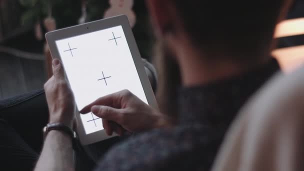 Хипстер с помощью цифрового планшета в канун Нового года . — стоковое видео