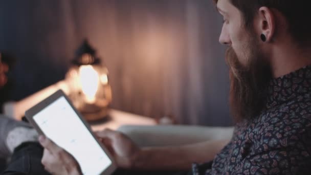 Hipster mit digitalem Tablet an Silvester. — Stockvideo