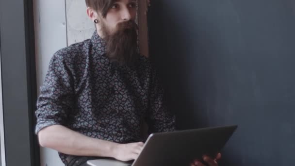 Hipster en utilisant un ordinateur portable numérique . — Video