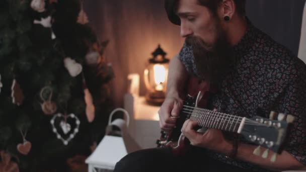 Hipster playing electric guitar. — Stock Video