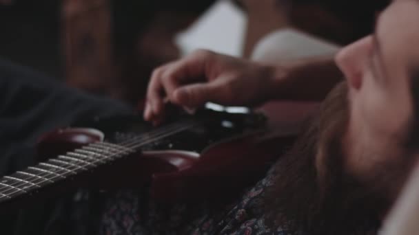 Hipster tocando guitarra elétrica, alastrado . — Vídeo de Stock