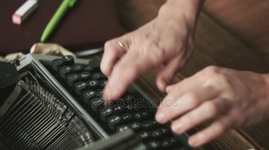Daktiloda çalışan kişi