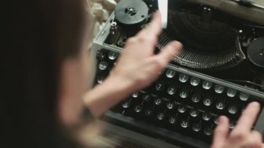 Eski daktiloda yazmaya kişi