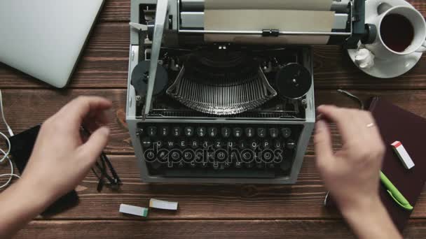 Hombre escribiendo en la máquina de escribir — Vídeos de Stock