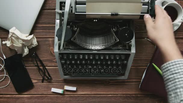 Человек работает на пишущей машинке — стоковое видео