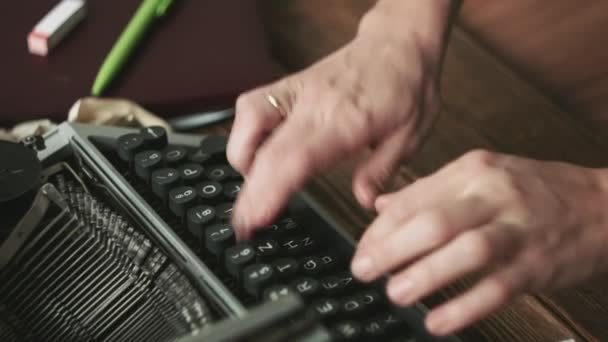 Persona que trabaja en la máquina de escribir — Vídeos de Stock