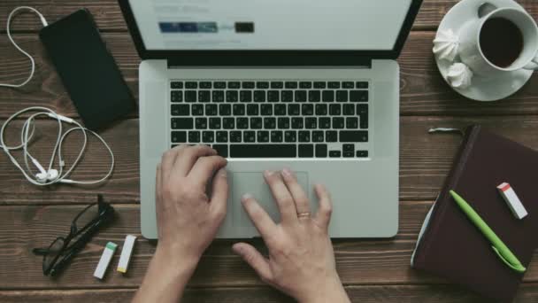 Hombre escribiendo en el ordenador portátil — Vídeos de Stock