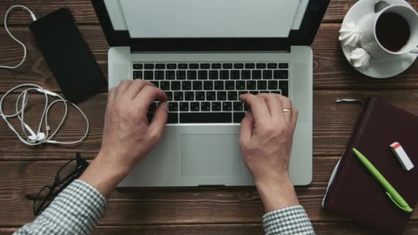 Чоловічі руки на клавіатурі ноутбука — стокове відео