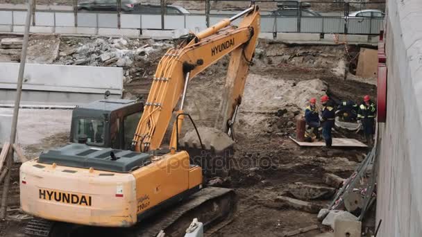 Excavatrice travaillant sur chantier — Video