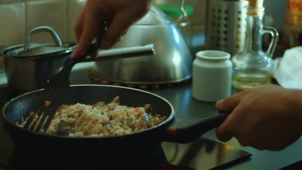 Plato de arroz con carne — Vídeo de stock