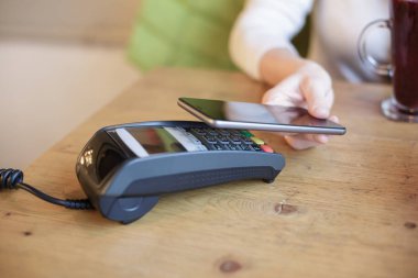 Kadın akıllı telefon ödemek için kullanır