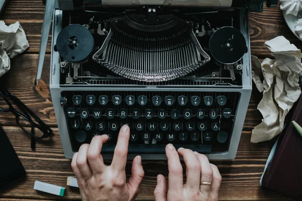 Escritor de digitação com máquina de escrita retro . — Fotografia de Stock